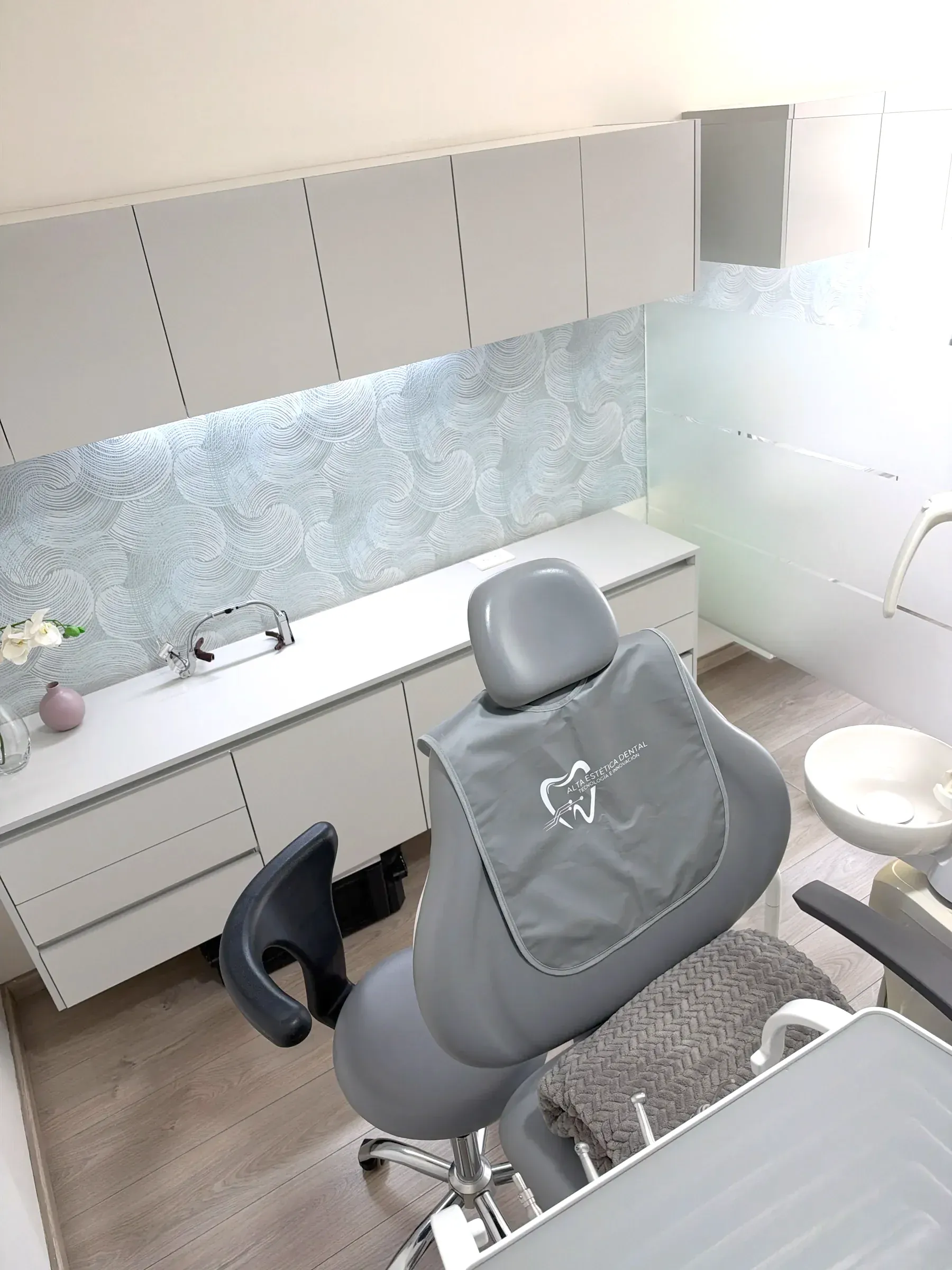 Consultorio de Alta Estética Dental con el sillón preparado y una manta.
