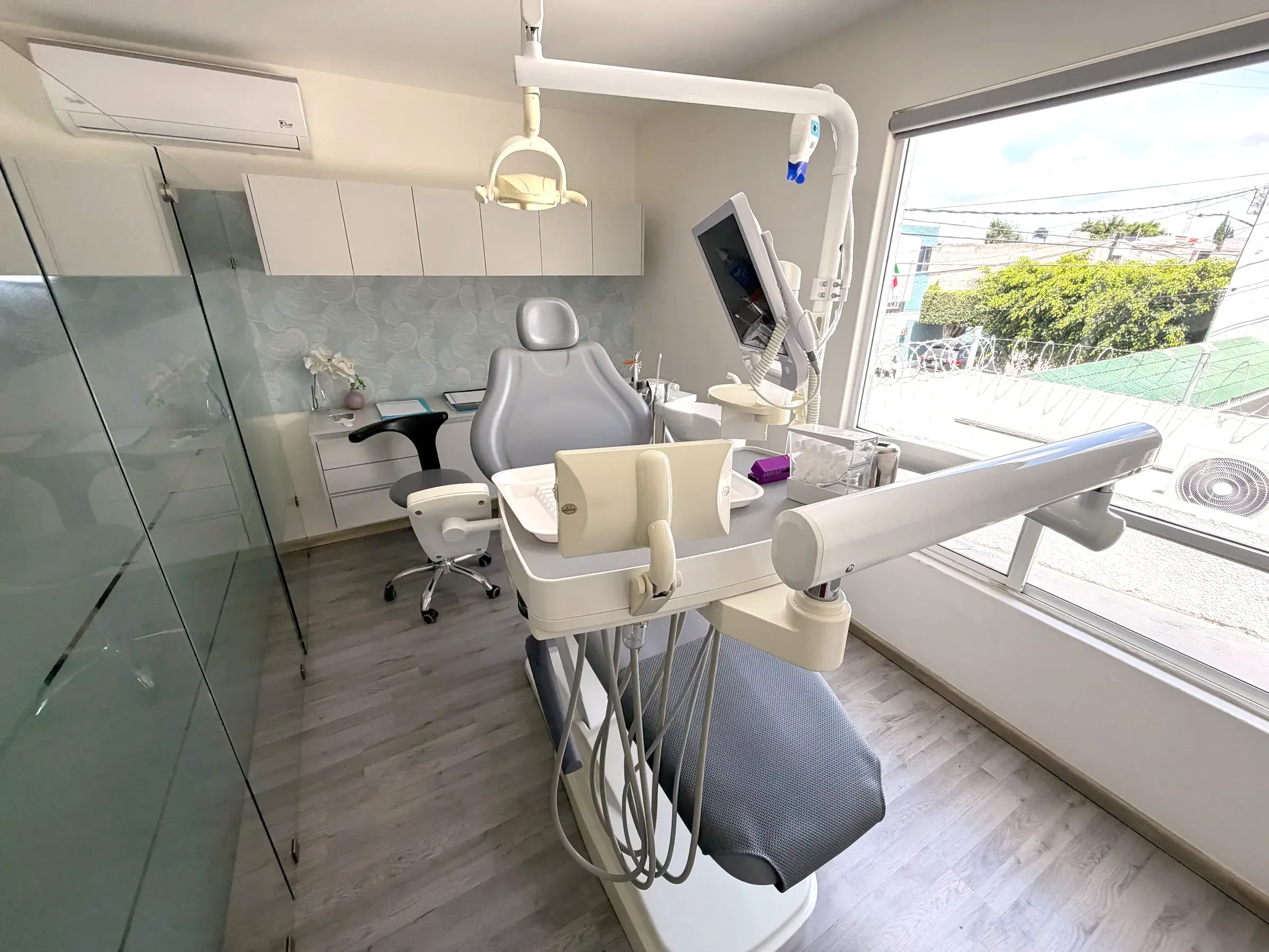 Consultorio de Alta Estética Dental con un ventanal y el sillón listo para la consulta.