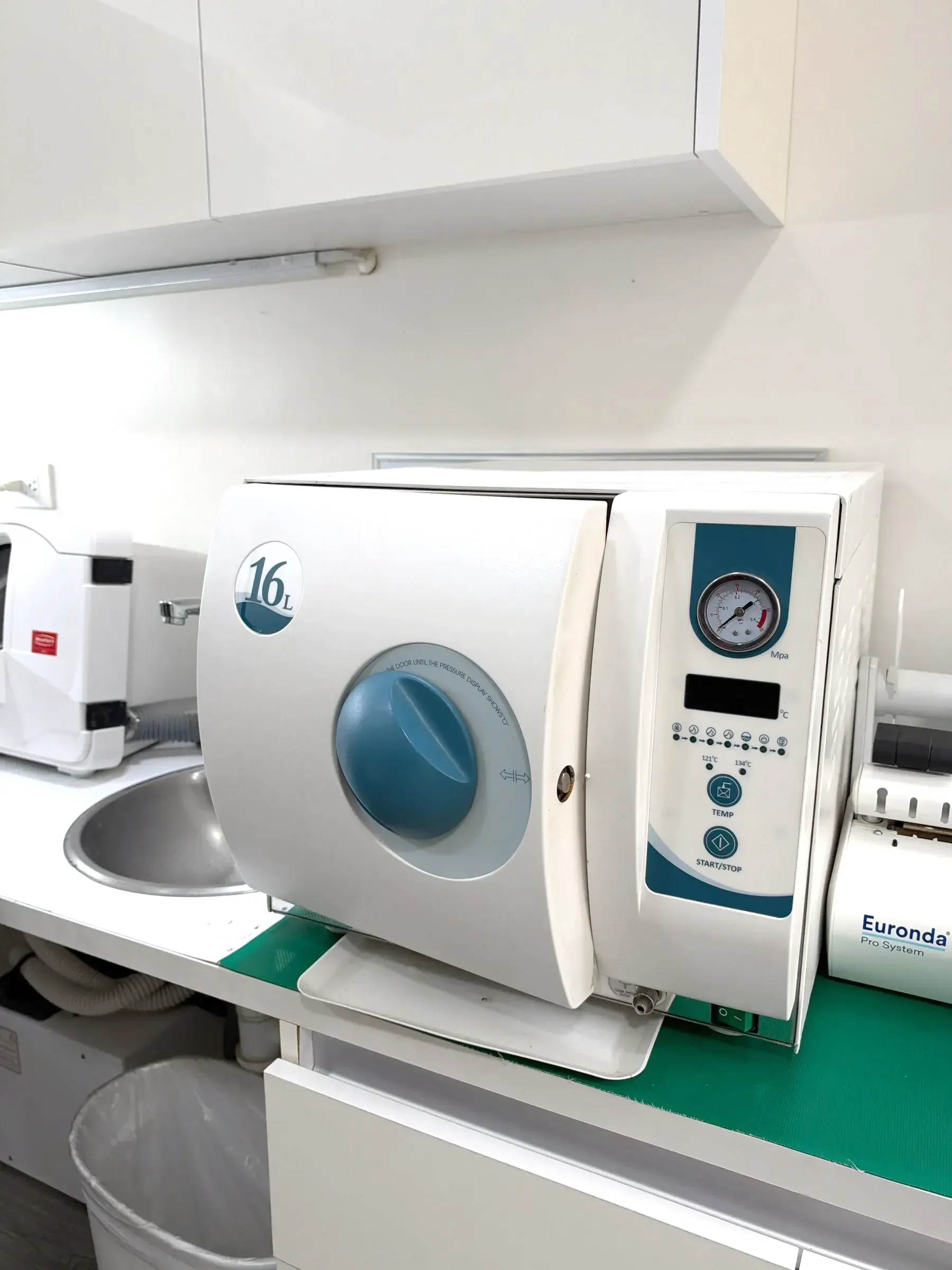 Área de esterilización de la clínica: autoclave de vapor y termoselladora Euronda.