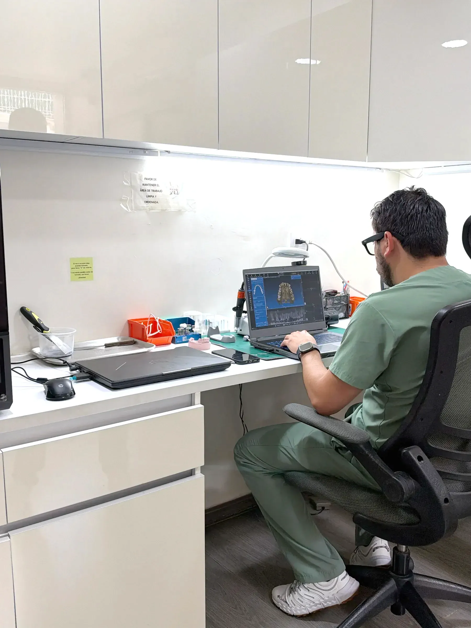 Técnico del laboratorio digital de Alta Estética Dental diseñando una restauración en la computadora.