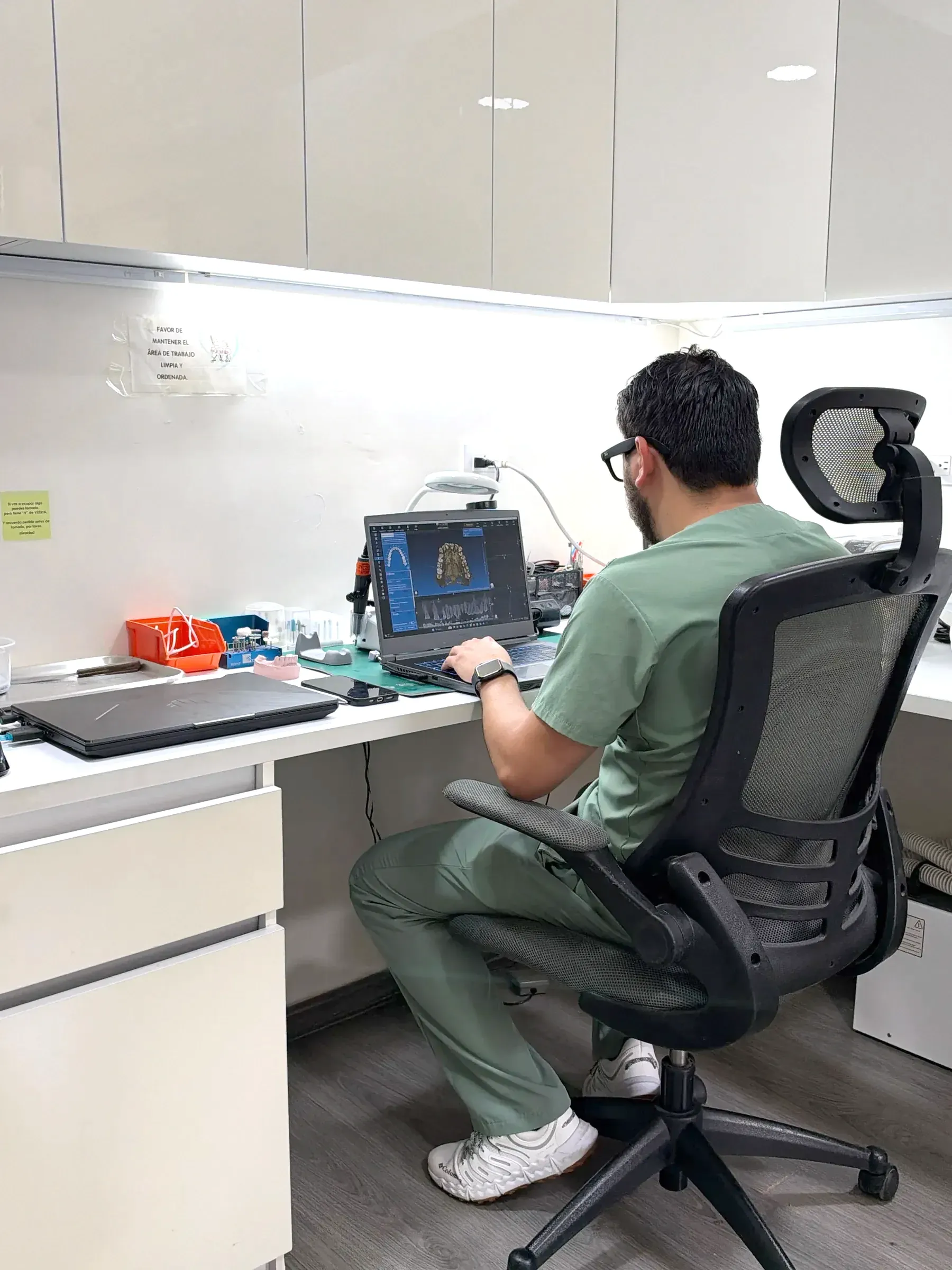 Técnico del laboratorio de Alta Estética Dental diseñando una restauración en la computadora.